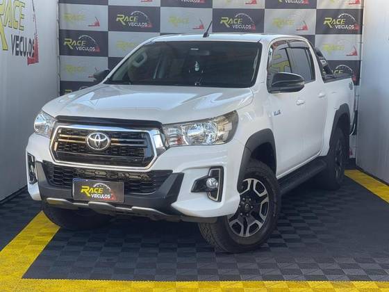 TOYOTA HILUX 2.8 SR 4X4 CD 16V DIESEL 4P AUTOMÁTICO TOYOTA HILUX 2.8 SR 4X4 CD 16V DIESEL 4P AUTOMÁTICO